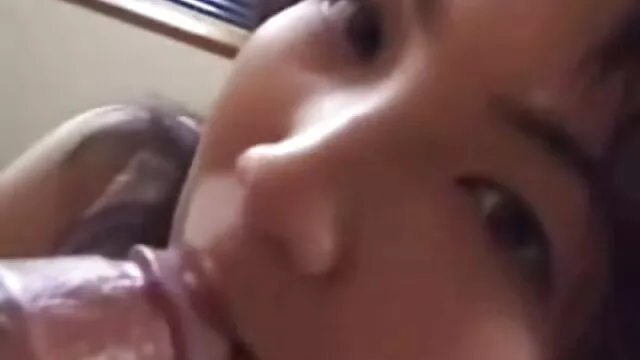 XXX geen registratie  Shirtloos meisje in blauwe sex filmpjes beffen shorts streelt haar poesje met een speeltje op de vloer