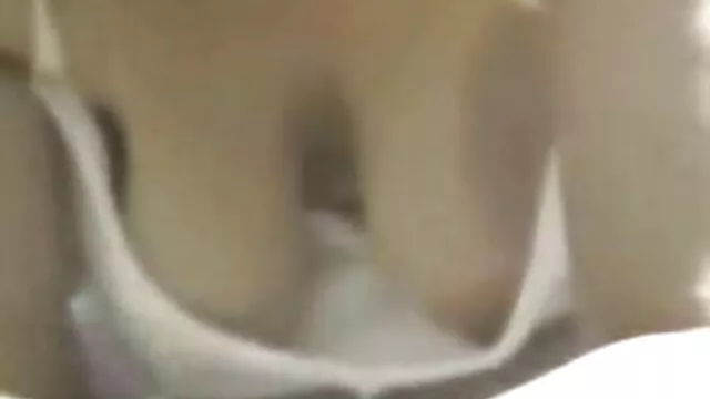 XXX geen registratie  Huisvrouw aait haar kamergenootje oma sex filmpjes en masturbeert fallus met haar handen.