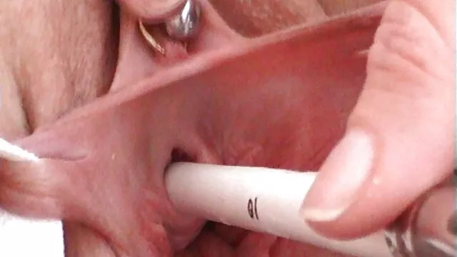 XXX geen registratie  Hahal neukt een zwarte en brunette vrouw in witte kousen gratis sexs filmpjes neemt afwisselend een pik