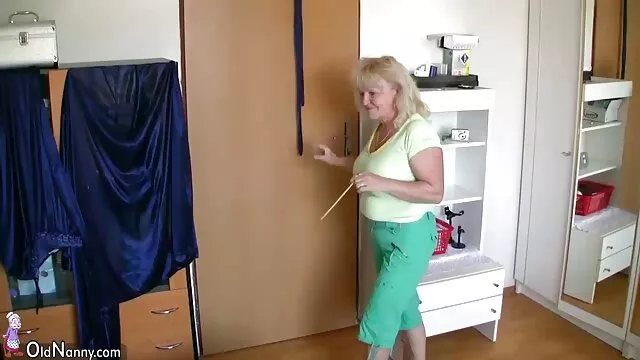 XXX geen registratie  Lesbische meisjes lekkere sexfilmpjes met kleine borsten hebben een feestje om dronken te worden.