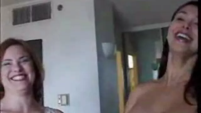 XXX geen registratie  De schoonheid komt op bezoek bij de blondine, maar toen ze homo sex filmpjes haar bed zag, likt ze aan de kont van haar vriendin.