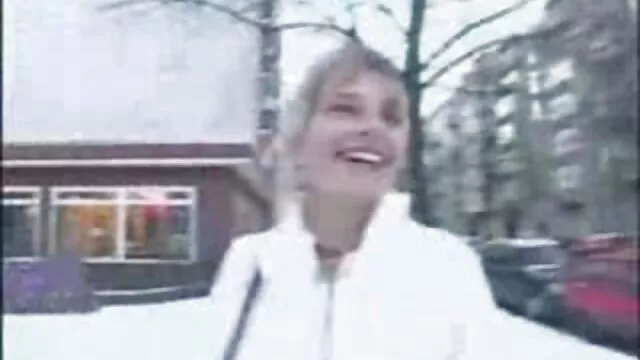 XXX geen registratie  Ik schrijf hoe het meisje zich naakt uitkleedt en gaat zwemmen in tiroler sexfilmpjes de badkamer.