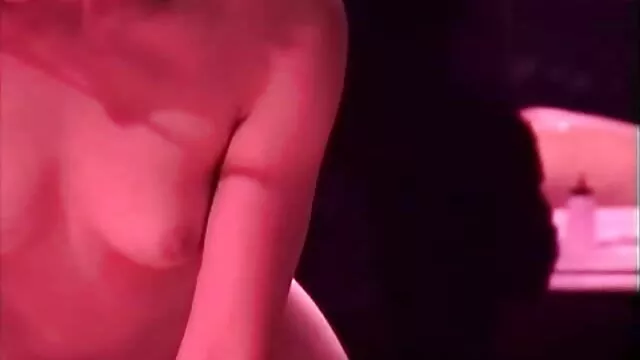 XXX geen registratie  Blond, volwassen, geneukt door een jonge man. gratis korte sexfilmpjes