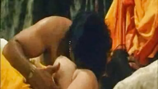 XXX geen registratie  Russische sekskatsterren op kinky sex filmpjes rode panty ' s om een pijpbeurt te geven