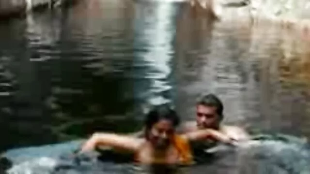 XXX geen registratie  Naakt meisje eerste keer sex filmpjes dat op een lul springt in een auto