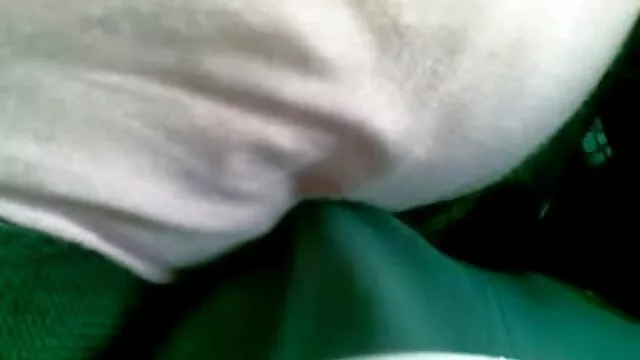 XXX geen registratie  Een sexe filmpjes man trekt de elastische kont van zijn vriendin over haar vagina.