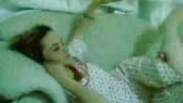 XXX geen registratie  Mooie blonde die ruige sex filmpjes zichzelf naait met een vinger in het museum