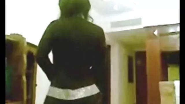 XXX geen registratie  Big green-eyed active zuigen pik door een vieze sex filmpjes gat in de muur