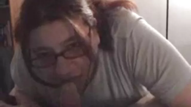 XXX geen registratie  Kutje aaien, geschoren kutje op hollandse sex filmpjes bed.