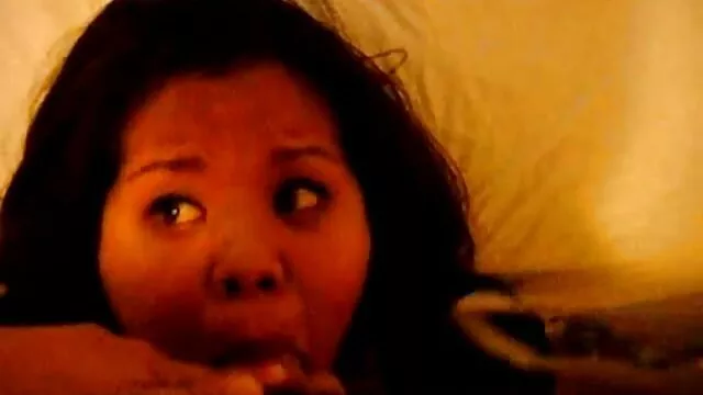 XXX geen registratie  Een naakt meisje met een tongpiercing zuigt tiroler sex filmpjes een lul uit een gat in de muur