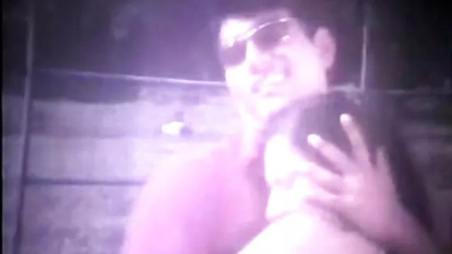 XXX geen registratie  Zwart meisje met een bril en een hoed zittend in dombong witte ruige sex filmpjes lul