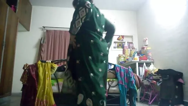 XXX geen registratie  Schoonheid in bril met harige kutjes neuken in alle poses grappige sexfilmpjes