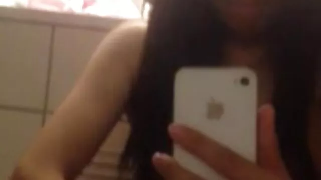 XXX geen registratie  Meisje in witte sneeuw in zwarte kousen sex filmpjes amateurs betast zichzelf