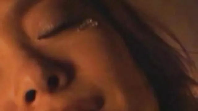 XXX geen registratie  Deelt vrouw gratis online sex filmpjes met drie mannen in open grond