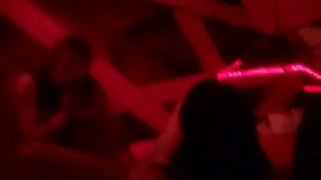 XXX geen registratie  Lesbische meisjes maken Cooney bij het zwembad in het volle zicht gratis korte sexfilmpjes