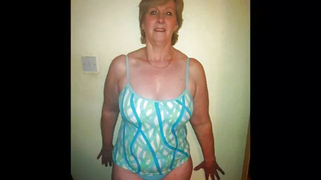 XXX geen registratie  Meesteres Rita likt amateursexfilmpjes haar kutje en neukt haar ook.