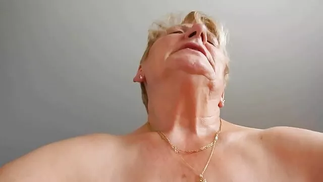 XXX geen registratie  Op een persoonlijke noot, mooie buste vrouw laat zien hoe ze amateur sexfilmpjes melkt zonder kleren.