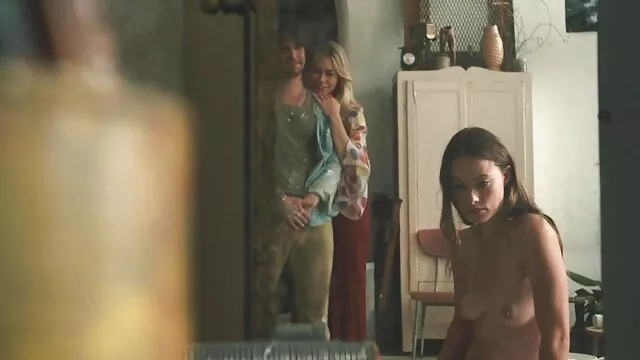 XXX geen registratie  Grote vrouwen erotische sexfilmpjes dragen de fallus van haar minnaar in de kamer