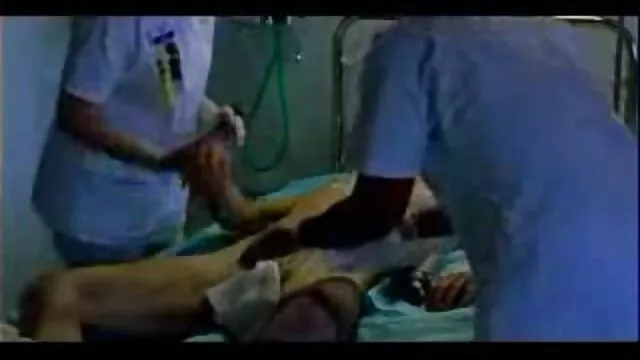 XXX geen registratie  Leuke brunette neukt in de orale sexfilmpjes mond en vagina voor de camera