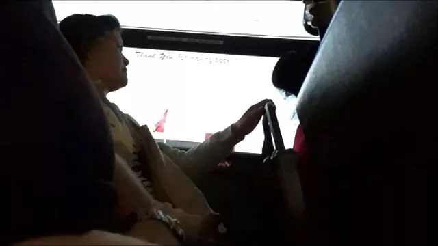 XXX geen registratie  Dubbele penetratie en gangbang op het bed romantische sexfilmpjes in de bus