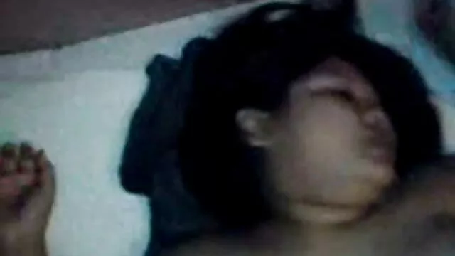 XXX geen registratie  Sommige donuts te wassen humor sexfilmpjes in de badkamer tonen de intieme gebieden van hun