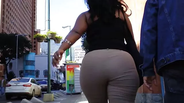 XXX geen registratie  Hoer neukte grappige sex filmpjes buiten en stak lul tussen Grote borsten