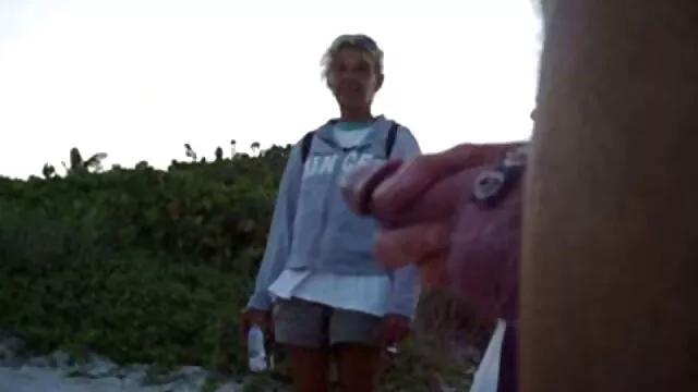 XXX geen registratie  Boei een Aziatische vrouw en beste sex filmpjes trek naar een punt.